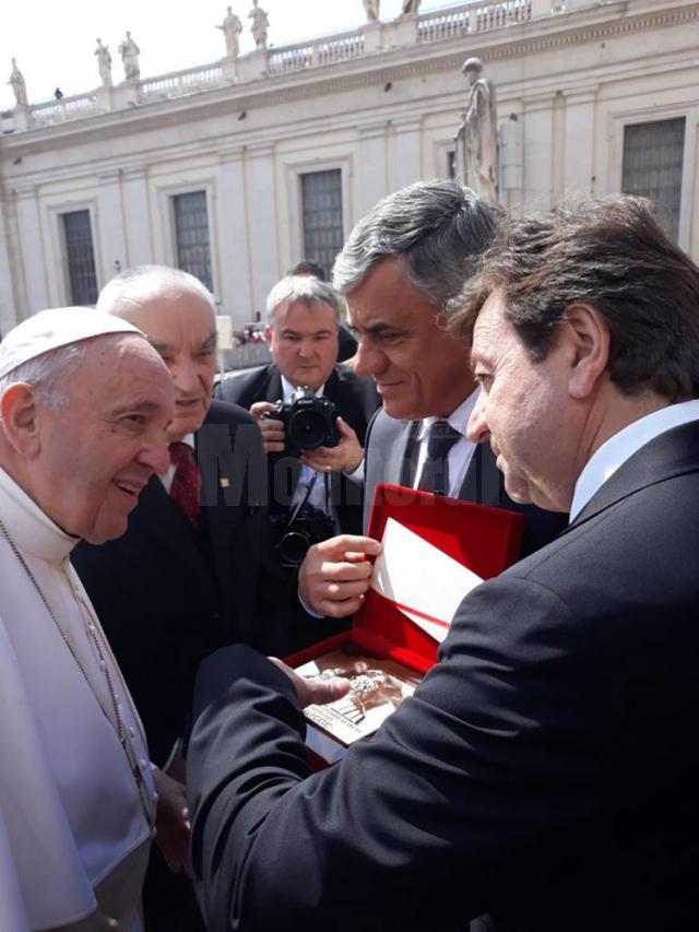 Cărţi şi distincţii din partea Primăriei Dumbrăveni pentru Papa Francisc