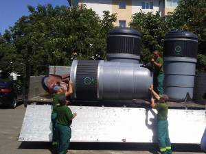 Montarea containerelor de deşeuri semiîngropate a început, de miercuri, în Suceava