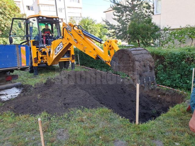 Montarea containerelor de deşeuri semiîngropate a început, de miercuri, în Suceava