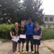 Antrenorul Iustin Tătărău alături de cei trei sportivi medaliaţi la naţionalele şcolare