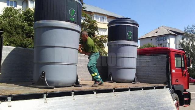 Montarea containerelor de deșeuri semiîngropate a început de miercuri
