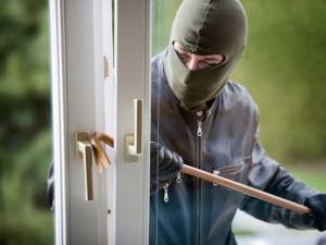 Hoţii forţează uşile cu o rangă şi caută bani. Foto: wowbiz.ro