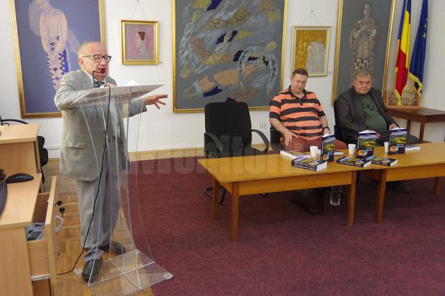 Scriitorul Ioan Iețcu, doctor în medicină, și-a lansat, joi, volumul „Înainte să fie prea târziu”, la Biblioteca Bucovinei