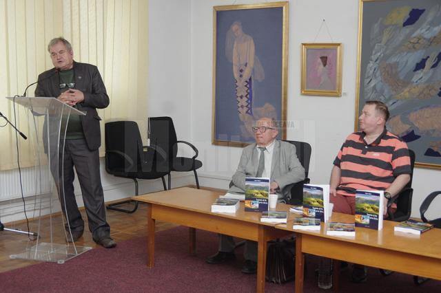 Scriitorul Ioan Iețcu, doctor în medicină, și-a lansat joi volumul „Înainte să fie prea târziu”, la Biblioteca Bucovinei