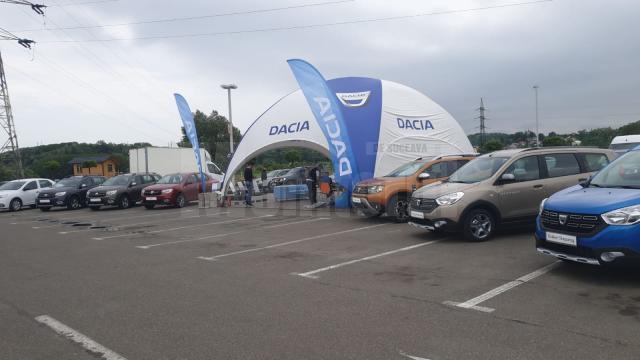 Standul şi autoturismele Dacia expuse în cadrul evenimentului care are loc în aceste zile la Iulius Mall