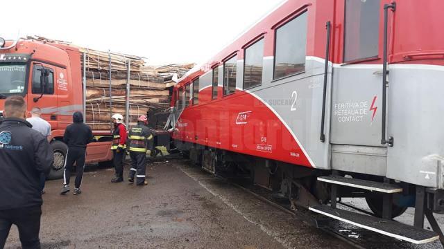 Patru persoane au fost rănite după ce un tir a fost lovit de trenul Suceava – Putna