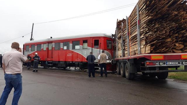 Patru persoane au fost rănite după ce un tir a fost lovit de trenul Suceava – Putna