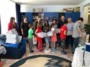 Colectivul Casei de Asigurări de Sănătate Suceava le-a oferit cadouri copiilor din Casa de tip familial „Colţ Alb”, cu ocazia Zilei Internaționale a Copilului