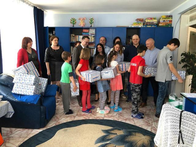 Colectivul Casei de Asigurări de Sănătate Suceava le-a oferit cadouri copiilor din Casa de tip familial „Colţ Alb”, cu ocazia Zilei Internaționale a Copilului