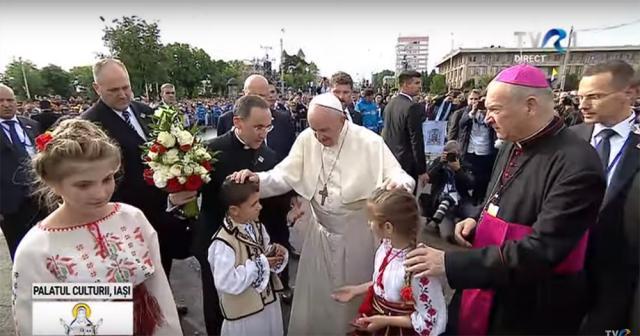 Papa Francisc și PS Petru Gherghel la Iaşi