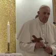 Preotul sucevean Anton Bişoc, în vârstă de 98 de ani, cel mai bătrân din Diaceza de Iaşi, i-a oferit Papei Francisc o lumânare aprinsă