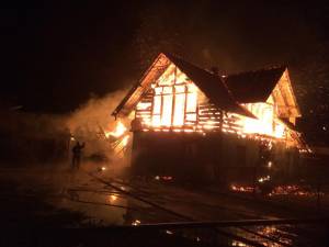 Un devastator incendiu a lăsat şase persoane fără un acoperiş deasupra capului