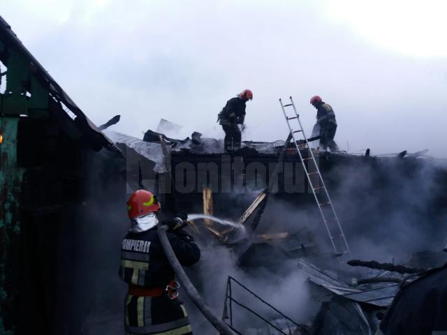 Şase persoane, printre care şi trei copii, au rămas fără un acoperiş deasupra capului în urma unui devastator incendiu