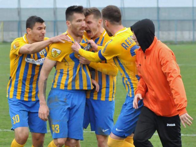 Valentin Buhăcianu, felicitat de coechipieri după o nouă reuşită. Foto frf.ro