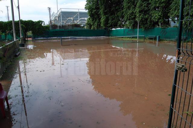 Ploile de ieri au inundat terenurile de tenis din Complexul Unirea