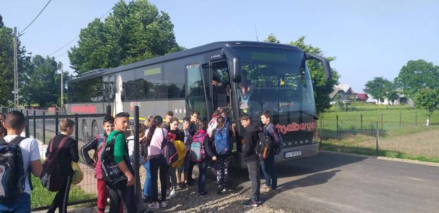 Şcoala din Cornu Luncii a achiziţionat un autocar pentru transportul elevilor