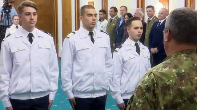 Cei trei elevi militari admiși în SUA au fost felicitați de ministrul Apărării Naționale