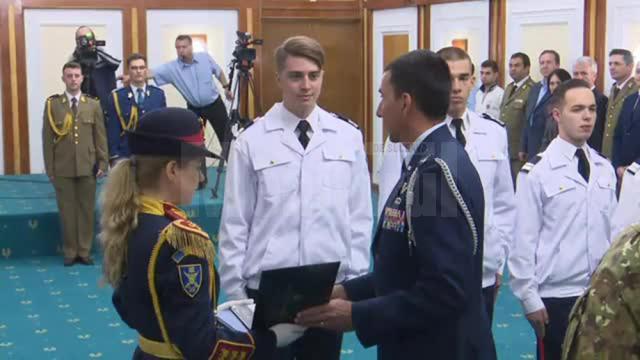 Cei trei elevi militari admişi în SUA au fost felicitaţi de ministrul Apărării Naţionale