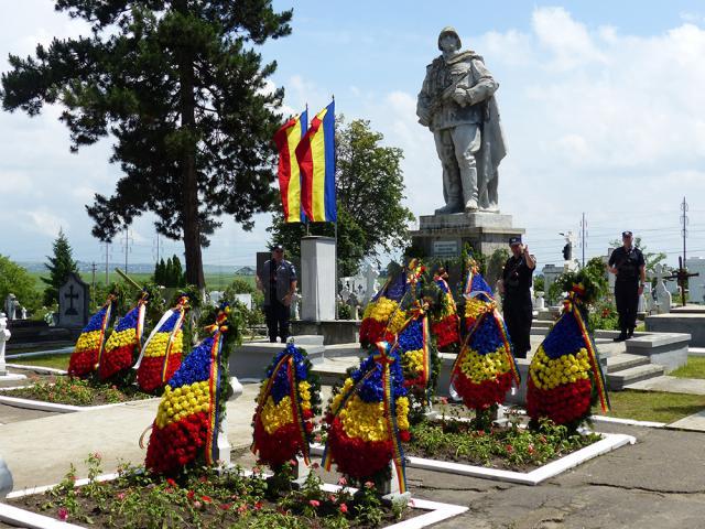 Coroane de flori depuse la monumentul din Cimitirul Pacea, de Ziua Eroilor