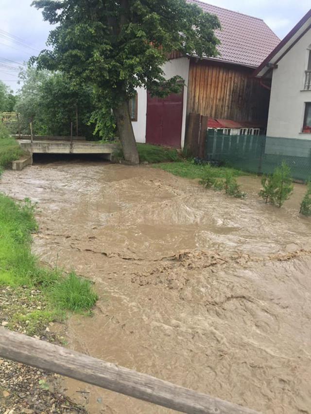 Ploile au creat probleme serioase la Marginea, Clit şi Suceviţa