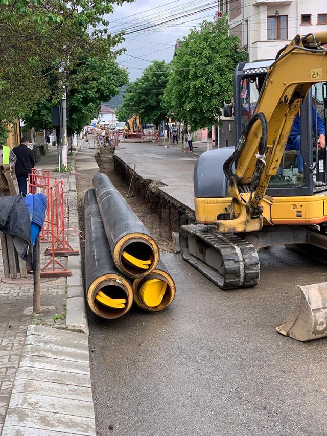 În Vatra Dornei sunt începute lucrările de înlocuire a conductelor pentru distribuţia agentului termic