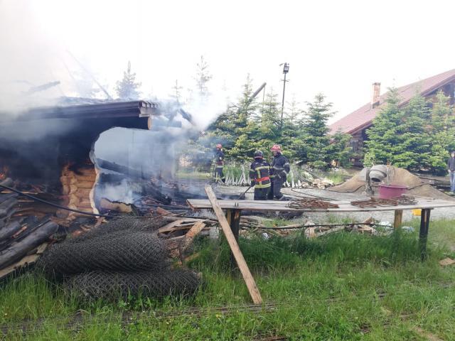 Incendiu puternic de la un trăsnet, la garajul unei case de vacanță