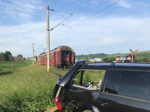 Maşină lovită de trenul Cacica-Suceava