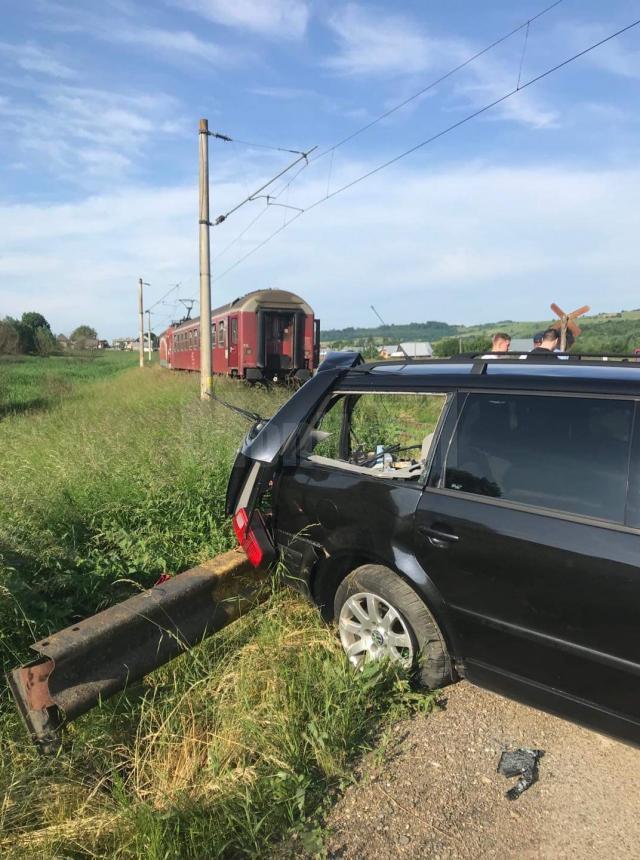 Maşină lovită de trenul Cacica-Suceava