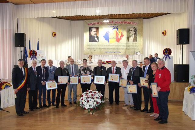 Premianţii ediţiei de anul trecut a Festivalului „Mihai Eminescu” şi cetăţenii de onoare ai comunei Dumbrăveni