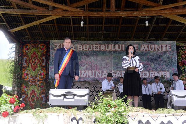 Primarul comunei Șaru Dornei, Ioan-Cătălin Iordache, și deputatul PNL de Suceava Angelica Fădor
