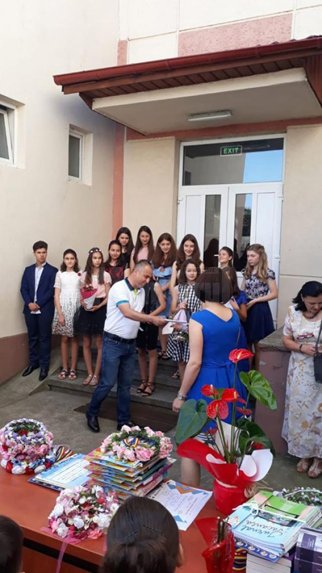 Fiecare elev care a obţinut media 10 la finalul anului şcolar a primit un premiu de câte 500 de lei de la primarul Dănuţ Chidoveţ