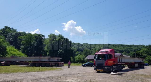 Primele grinzi pentru Podul Unirii, de 24 de metri lungime, au ajuns la Suceava