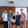 Iuliana Huţanu, elevă în clasa a VII-a la Siret, a fost premiată de Cornel Manaz pentru cercetare, iar Alexi Darian Nicula, din clasa a X-a, pentru activitatea şcolară