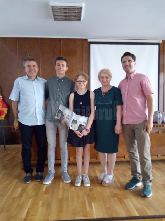 Iuliana Huţanu, elevă în clasa a VII-a la Siret, a fost premiată de Cornel Manaz pentru cercetare, iar Alexi Darian Nicula, din clasa a X-a, pentru activitatea şcolară