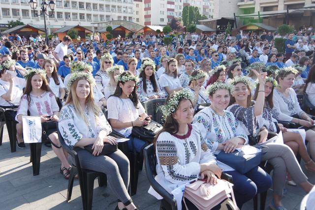 Absolvenţii promoţiei 2019, de la Universitatea din Suceava, au fost celebraţi în centrul municipiului