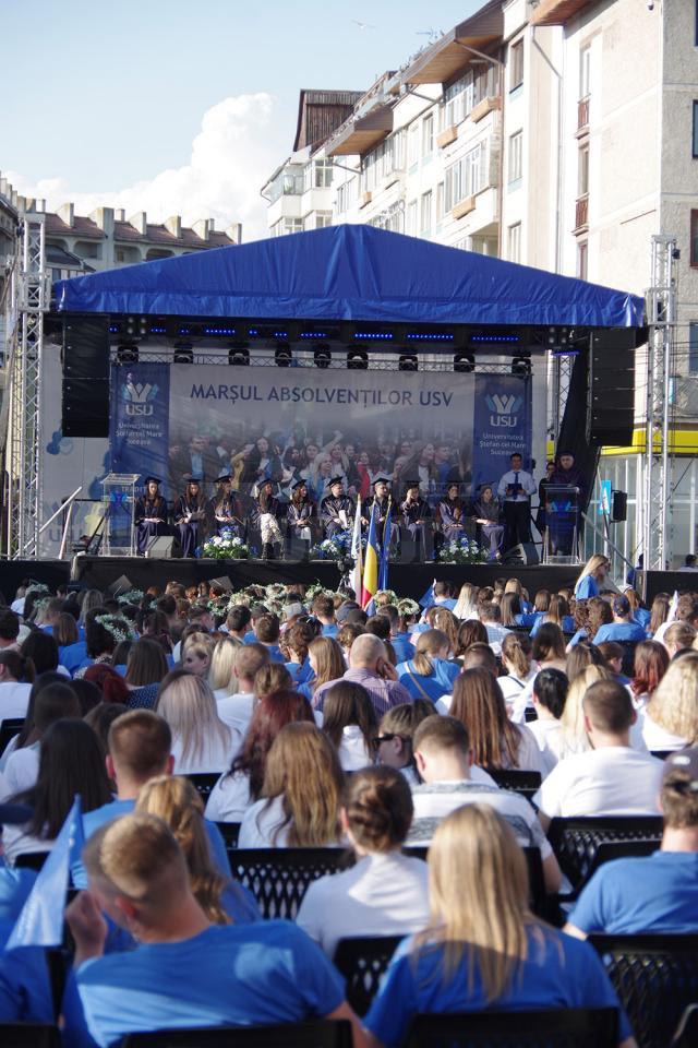 Absolvenţii promoţiei 2019, de la Universitatea din Suceava, au fost celebraţi în centrul municipiului