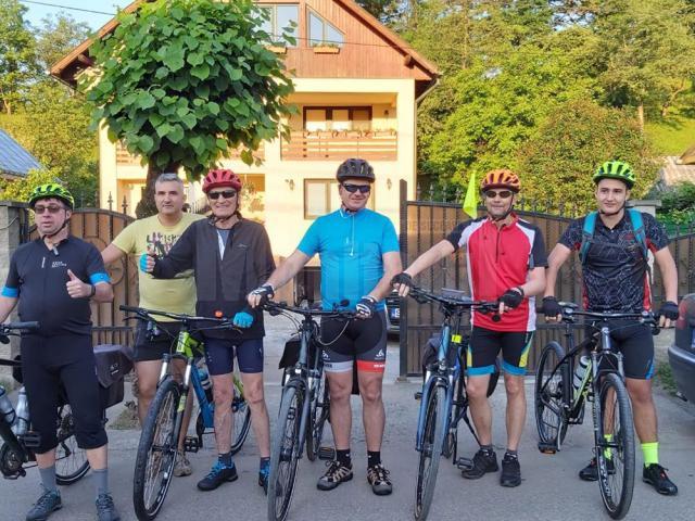 Dan Lefter (stânga) a plecat, împreună cu alţi patru prieteni, într-un tur al României cu bicicleta