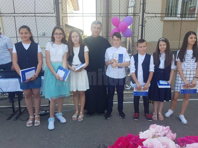 Copiii cu medii de 10 premiaţi de preotul Constantin Bobu