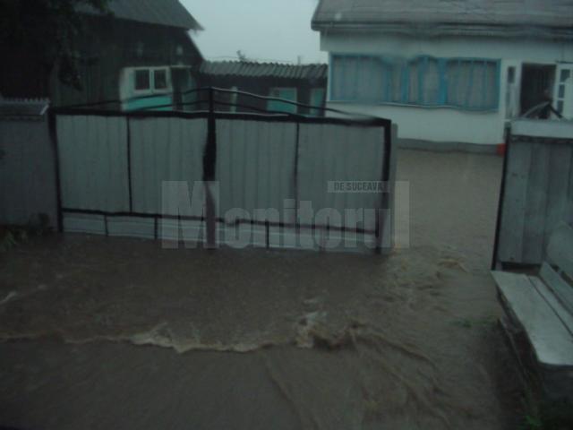 Cod portocaliu de inundații în județul Suceava, luni, până la ora 24.00