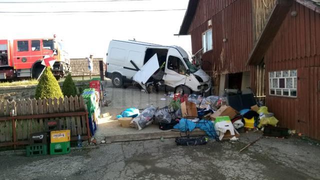 Obosit, bărbatul a intrat violent cu microbuzul pe care îl conducea în peretele unei case din satul Podul Coșnei
