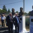 academicienii Mihai Cimpoi si Eugen Simion se uita la propriile busturi