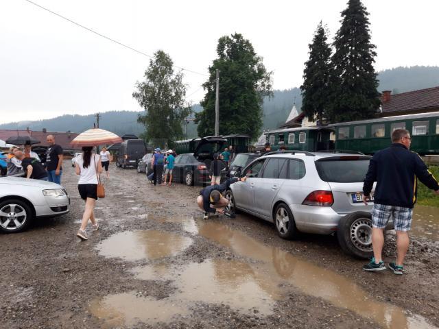 Momente de groază pentru turiştii aflaţi în vagoanele Mocăniţei, după ce trenul a fost blocat, iar aceştia au fost terorizaţi de un localnic