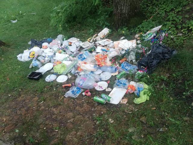 Zona igienizată în prima parte a lunii mai, transformată în groapă de gunoi de mai mulţi petrecăreţi