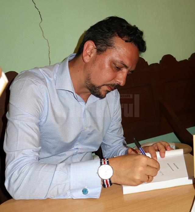 Daniel Șandru dând autografe