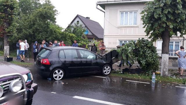 Maşină ajunsă în copac, în condiţii de deplasare pe ploaie torenţială, la Marginea