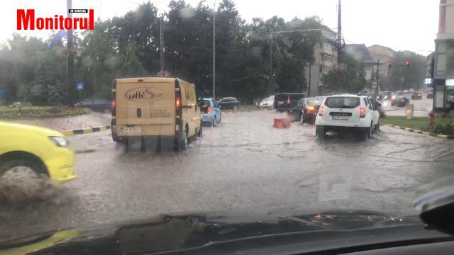 Inundatii pe strazile Sucevei, ca urmare a ploilor torentiale de marti