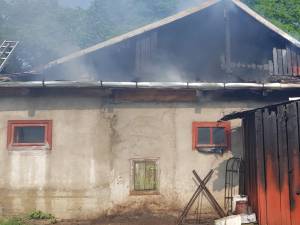 Jocul copiilor cu focul a dus la izbucnirea unui incendiu în satul Petia