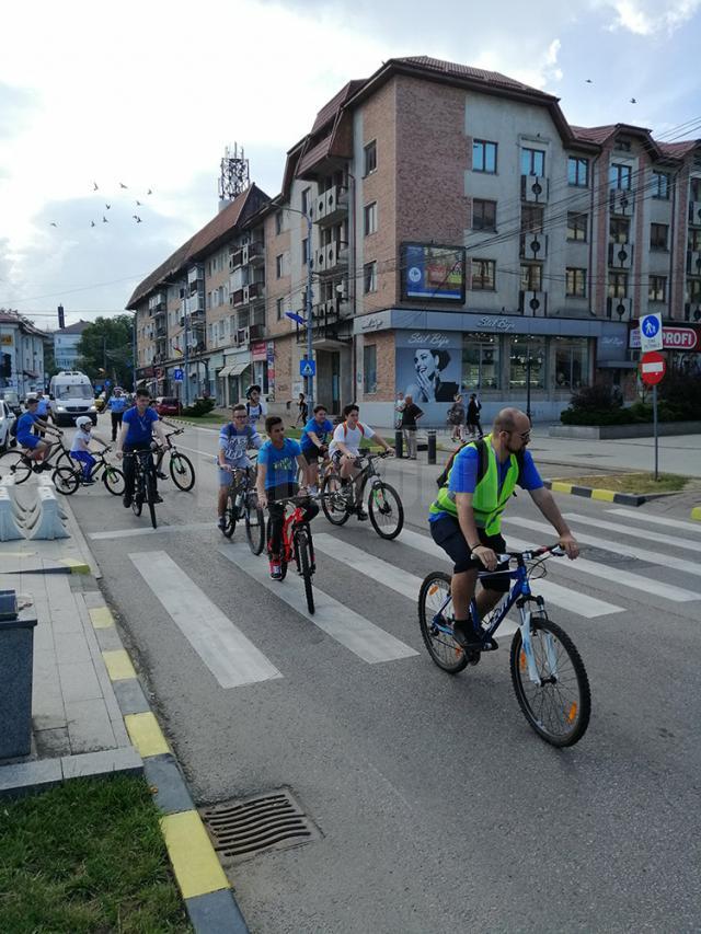 Aproximativ 50 de suceveni pe biciclete au participat la a şasea ediţie a evenimentului BizzBike
