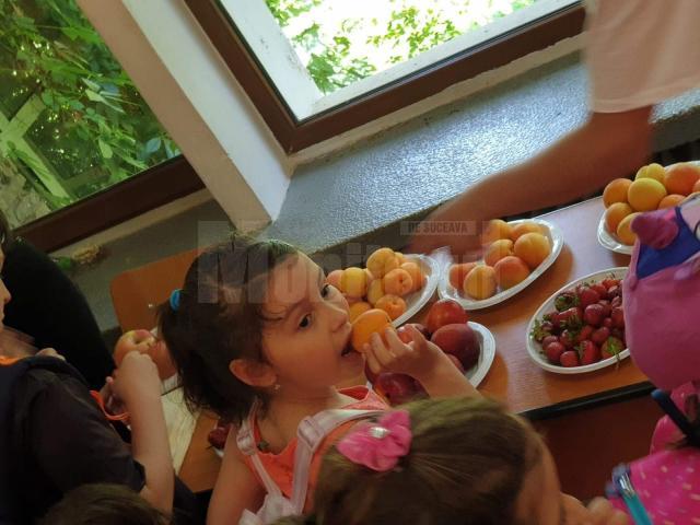 Circa 400 de kg de fructe proaspete, servite copiilor care au vizitat expoziția de benzi desenate „Valerian”