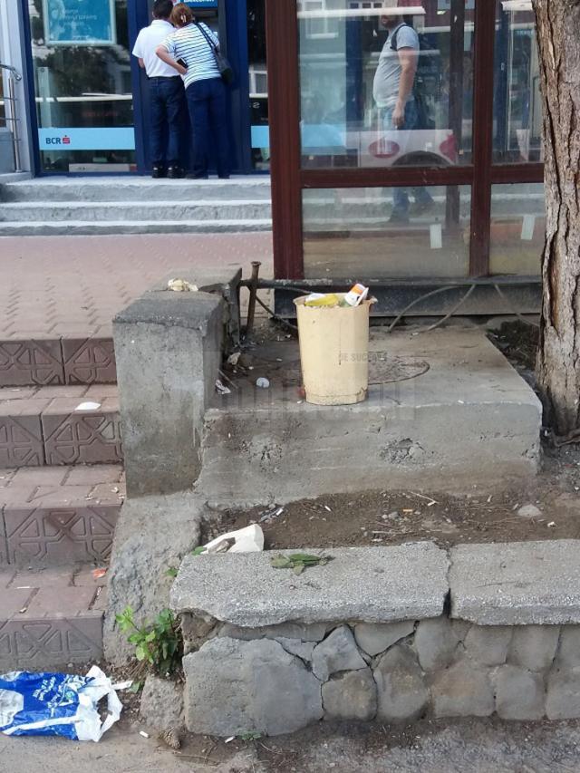 Coșul de gunoi din fața BCR Burdujeni